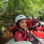 un enfant prend plaisir à faire du rafting sur le chalaux