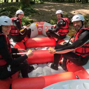 une famille au départ d'une descente de rafting